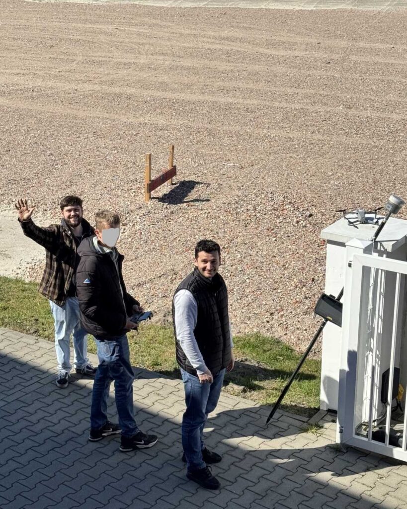 Junge Leute lernen das Vermessen mit neuster Technologie